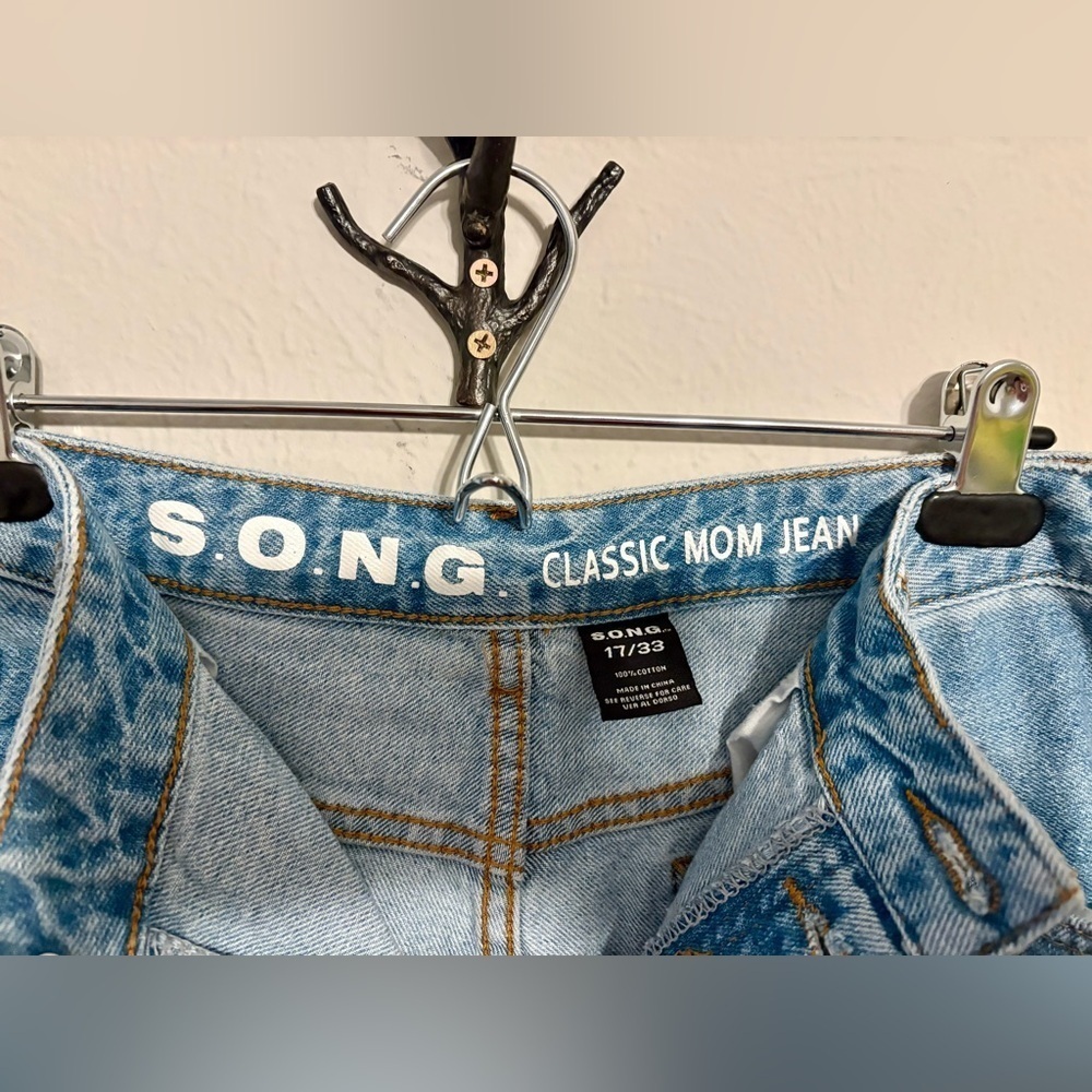 Distressed High Rise Jeans - Picture 4 of 4
